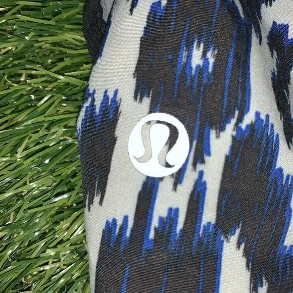 Lululemon Black Blue White Ikat 2.5” Inseam Print Run Speed Shorts Size 4 *Flaws - Picture 9 of 9